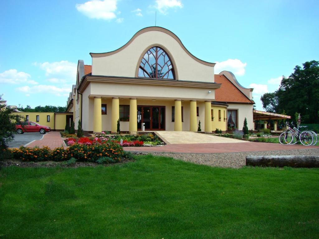 Wellness Hotel Spark Malacky Exterior foto